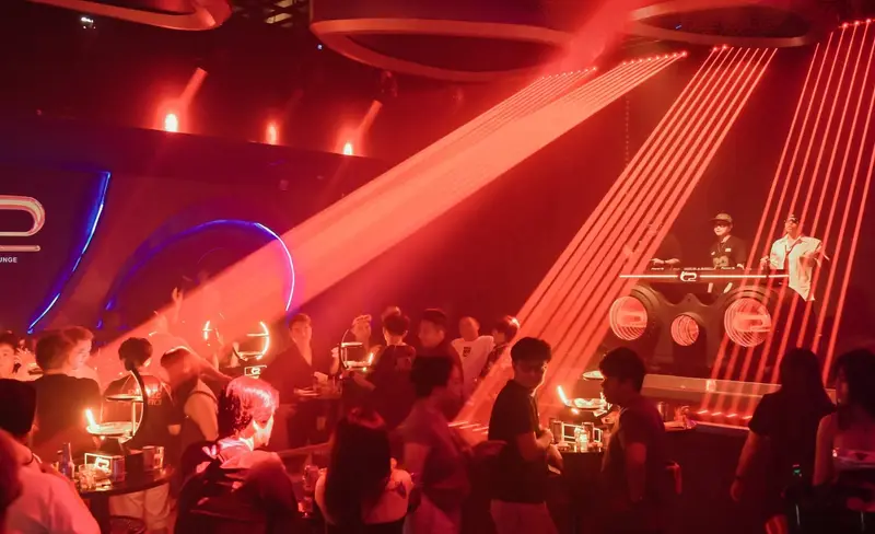 Laser đỏ quét ngang sàn về phía DJ booth tại New C2 Beach Lounge Vũng Tàu