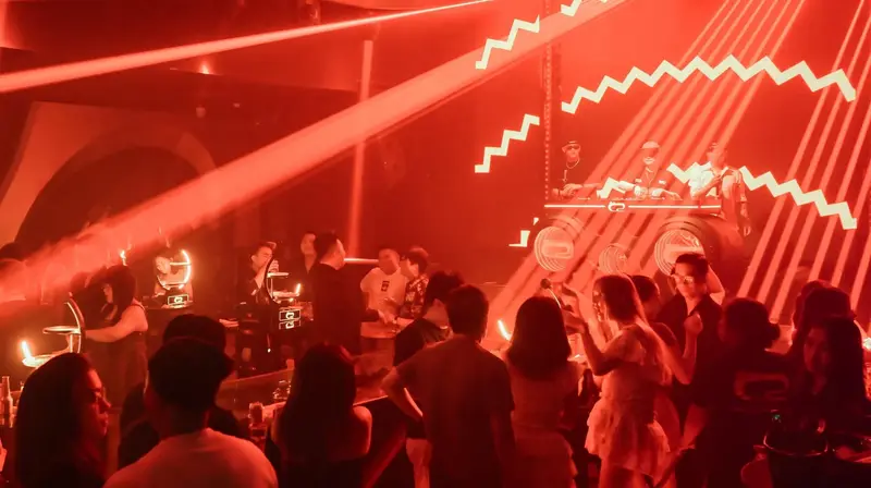 Sàn kín khách dưới trần vòng đèn đỏ và dải laser tại New C2 Beach Lounge