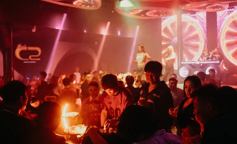 Dàn vòng đèn oval nhiều tầng phủ kín trần phòng chính New C2 Beach Lounge